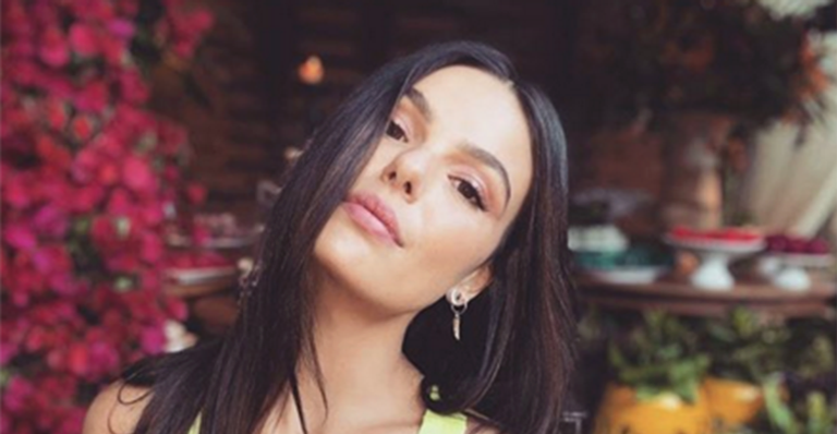 Isis Valverde encanta ao mostrar o filho, Rael, dormindo: ”Vamos trabalhar, filhote?”