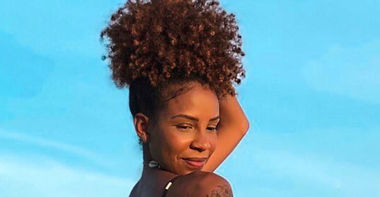 Luane Dias publica foto de biquíni e rebate críticas às suas estrias: ”Não tem mal nenhum nisso”