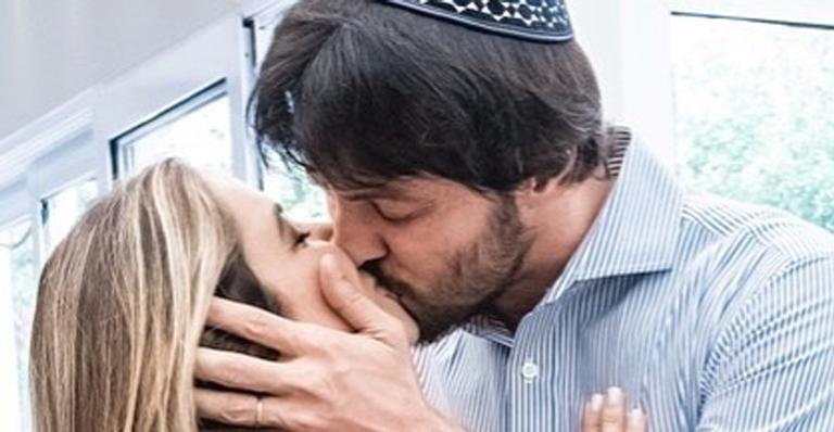 Patrícia Abravanel se declara ao marido com clique romântico e diz: ”Vamos para o 4º filho?”