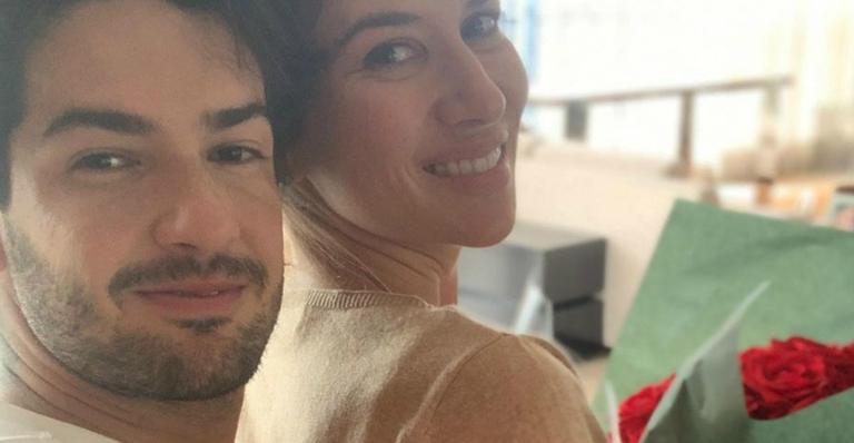No colo de Alexandre Pato, Rebeca Abravanel se declara: ”Sempre com você”