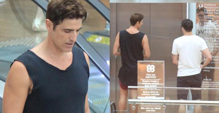 Reynaldo Gianecchini almoça acompanhado em shopping no Rio