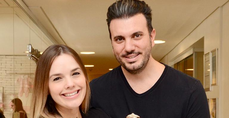 Thaeme e marido deixam a maternidade com a filha Liz nos braços
