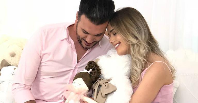 Marido de Thaeme dá primeiro banho na bebê Liz: ”E o medo?”