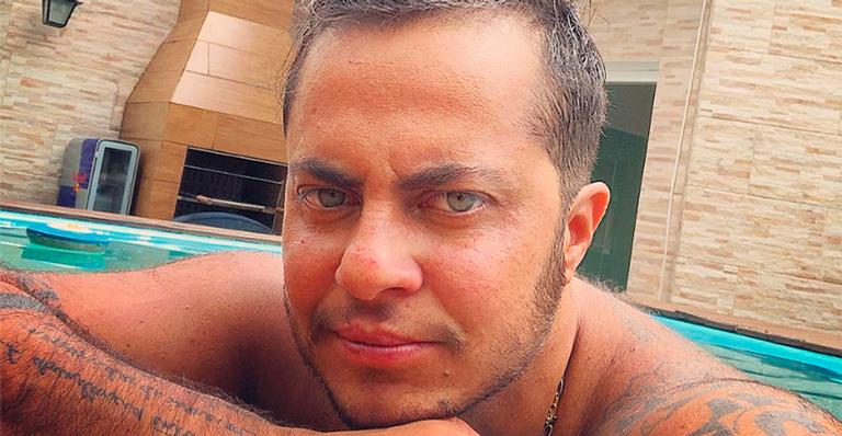 Thammy Miranda surge descamisado na praia e fãs aplaudem: ”Afronta aos machistas”
