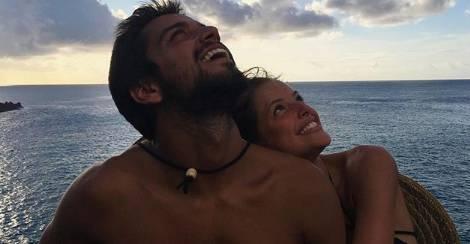 Rodrigo Simas surge em momento de carinho com Agatha Moreira ao acordar
