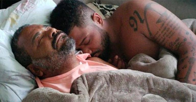 Arlindinho publica clique emocionante com Arlindo Cruz: ”Colo de pai”