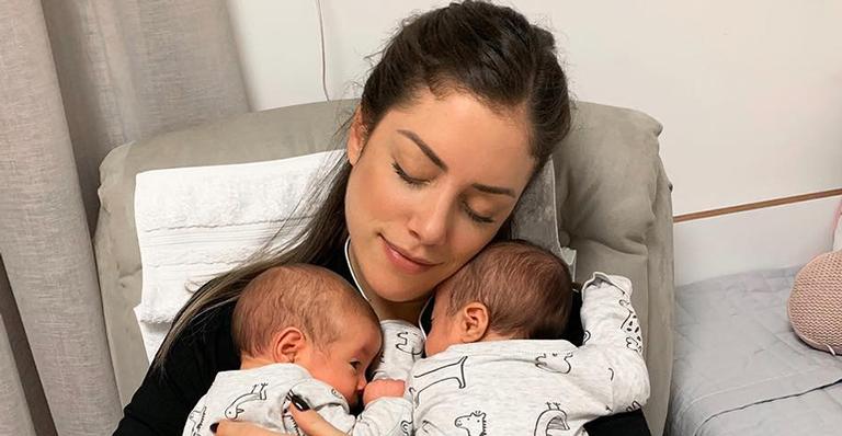 Fofura! Fabiana Justus encanta fãs na web com look combinado das filhas gêmeas: ”Lindezas”