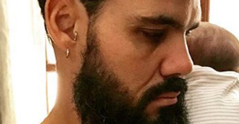 Juliano Cazarré publica foto raríssima do filho recém-nascido: ”Meu macaquinho”