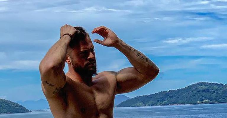 Rodrigo Godoy publica clique de bermudinha e detalhe indiscreto deixa fãs sem fôlego