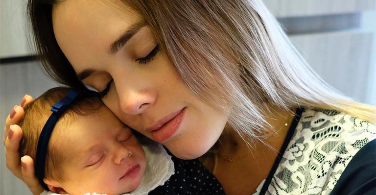 Thaeme é flagrada amamentando a filha e desabafa: ”Uma das fases mais complicadas”