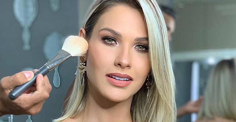 Andressa Suita posa com vestido de couro e bolsinha ”básica” de R$ 8 mil
