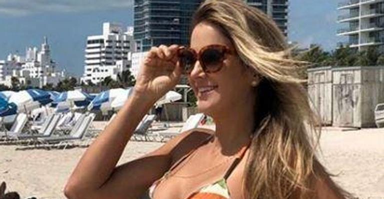 Em Miami, Ticiane Pinheiro surge de biquíni e exibe barrigão: ”Família vai crescer”