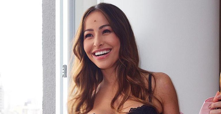 Sabrina Sato posa de cinta modeladora e evidencia cinturinha fina em clique