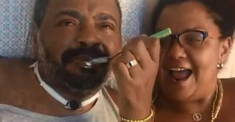 Arlindo Cruz surge se alimentando sozinho e Arlindinho comemora: “Meu pai tá vivo”