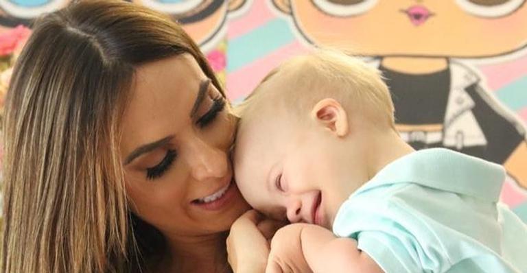 Fofura! Nicole Bahls aparece ao lado do sobrinho com Down e desabafa: ”Que saudade”