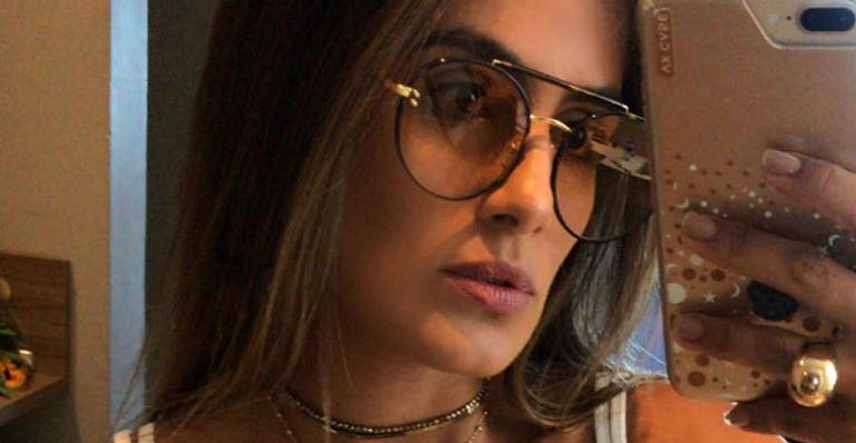 Carol Peixinho surge sem sutiã na frente do espelho e fãs vão ao delírio