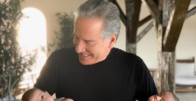 ”Vovô coruja”: Roberto Justus posa com as netinhas recém-nascidas e encanta fãs