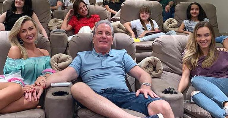 Luxo! Roberto Justus reúne a família em cinema privativo: ”Sempre melhor”