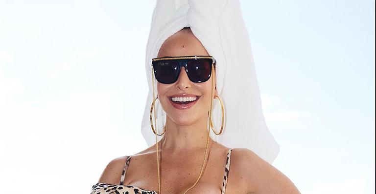 Com maiô de oncinha, Sabrina Sato combina look com a filha Zoe