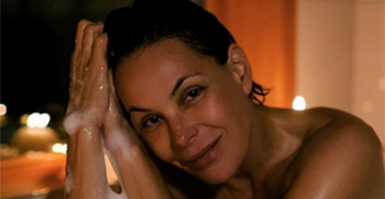 Carolina Ferraz é flagrada nua em banho de banheira cheia de espuma