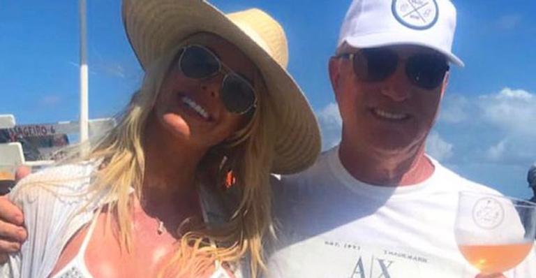 Caroline Bittencourt pulou no mar para resgatar seus dois cachorrinhos, diz amiga