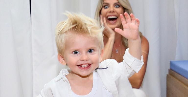 Enrico Bacchi rouba a cena ao participar de evento com a mãe, Karina Bacchi