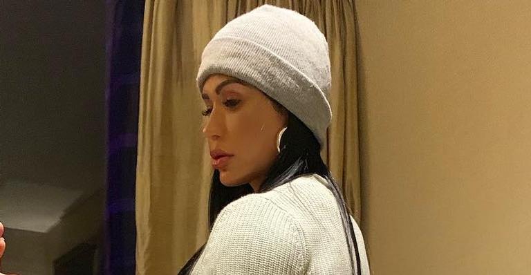 Gracyanne Barbosa surpreende com look meio a meio: ”Só sente frio na parte de cima?”