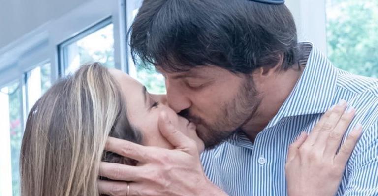 Patrícia Abravanel celebra dois anos de casamento com deputado: ”Te amo mais que ontem”