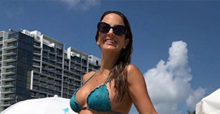 Ticiane Pinheiro exibe o barrigão de grávida ao surgir de biquíni na praia