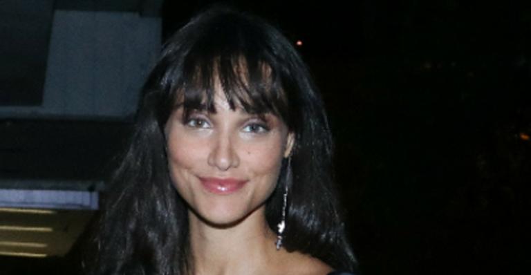 Débora Nascimento aparece amamentando a filha: ‘Saudade imensa’