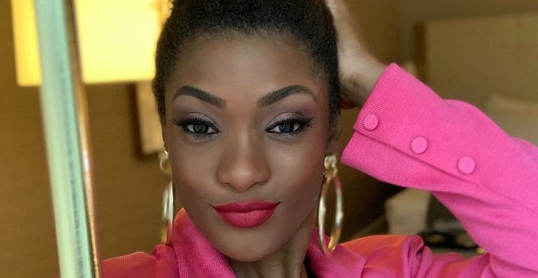 Erika Januza se diverte ao andar de cavalo e diz: “Estava com saudades”