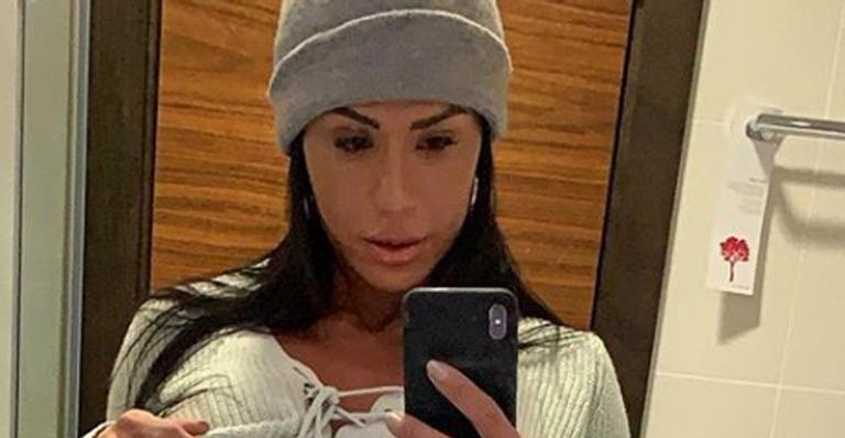 Gracyanne Barbosa surge em foto ousada com atriz: ”Especial”