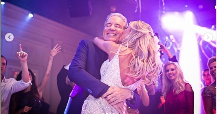 Aniversariante do dia, Roberto Justus celebra 4 anos de casado: ”Feliz ao seu lado”