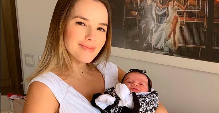 Nas redes, Thaeme encanta ao mostrar amamentação da filha, Liz