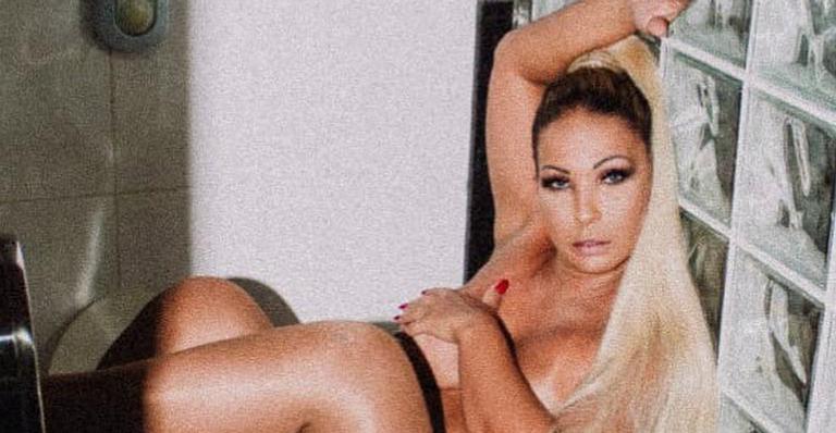 Valesca Popozuda se equilibra sobre vaso sanitário e seguidores fazem piada