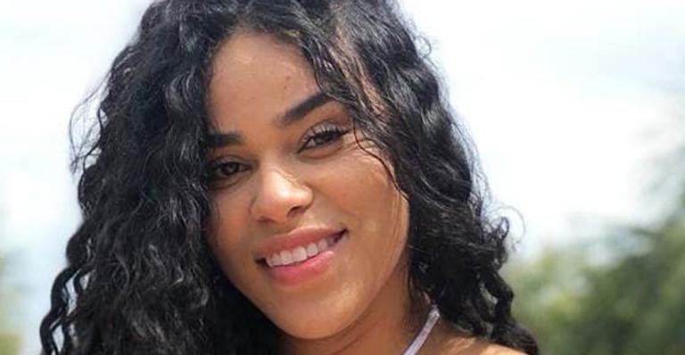 Ex-BBB Elana Valenária causa em praia do Rio ao fazer pose ousada de biquíni