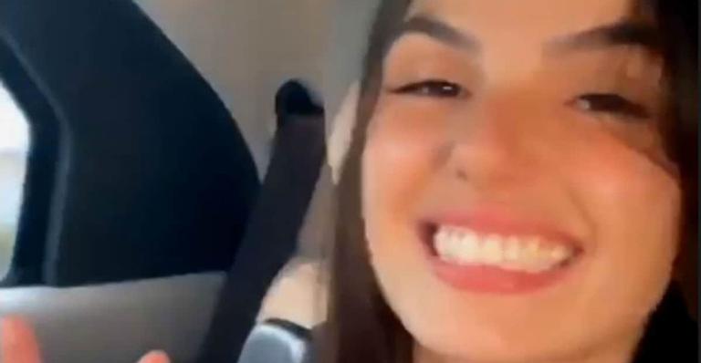 Isis Valverde mostra o filho sentado na cadeirinha do carro e encanta fãs