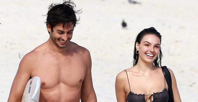 Isis Valverde curte dia na praia com o marido, André Resende