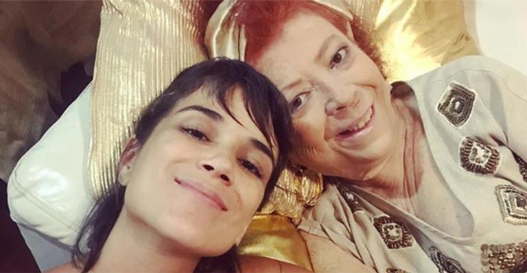 Filha emociona ao mostrar Beth Carvalho com a neta de 1 ano