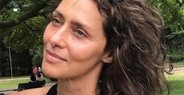 Maria Fernanda Cândido mostra foto rara com o marido e os dois filhos