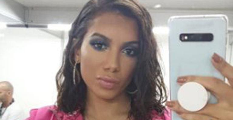 Anitta perde vôo, tem malas extraviadas e desabafa: ”Vão pagar as minhas roupas”