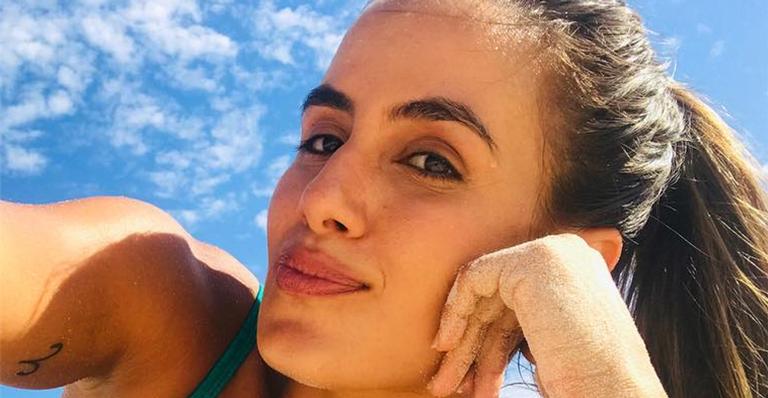 Carol Peixinho ostenta corpão e biquínis mil em vídeo ousado