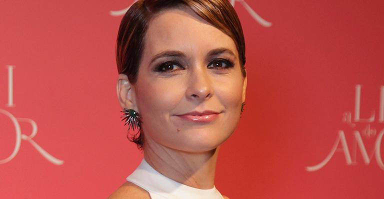 Longe das novelas desde 2016, Claudia Abreu afirma: ‘Maternidade é prioridade absoluta’