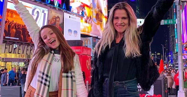Larissa Manoela e Ingrid Guimarães surgem poderosas em Nova York