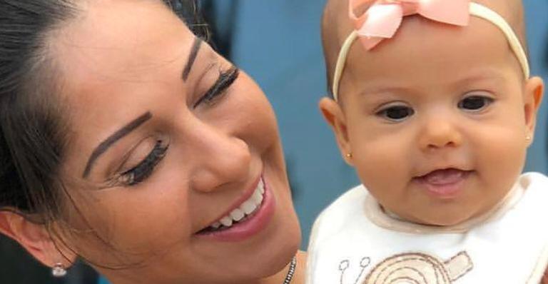 Fofura! Mayra Cardi encanta fãs ao flagrar Sophia se divertindo com toalha de porquinho