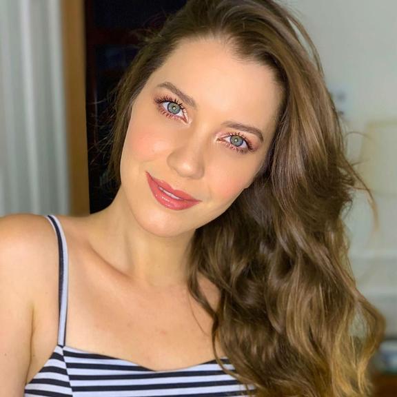 Nathalia Dill ganha beijo no pescoço em clique raríssimo com o noivo