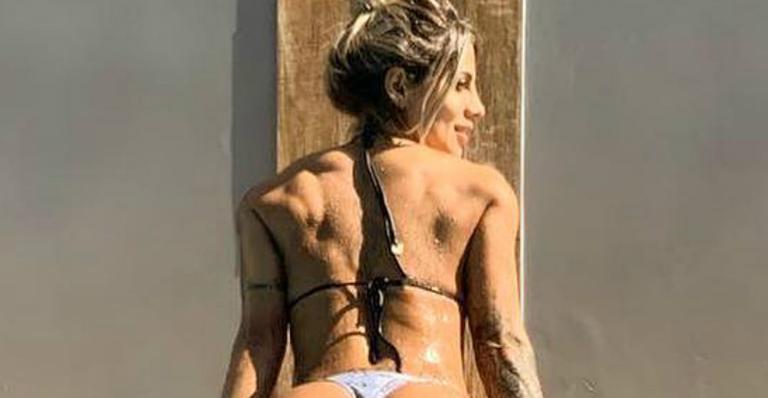Ex-BBB Vanessa Mesquita empina o bumbum em foto provocante e recebe elogios