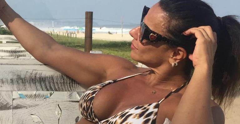 Viviane Araújo renova o bronzeado de biquíni e impressiona com corpão