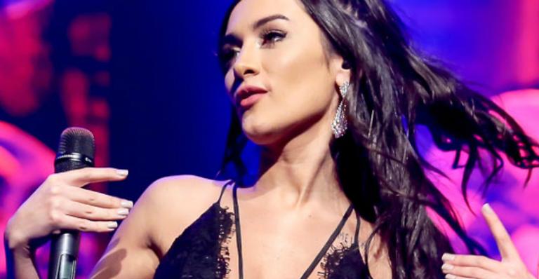 Gabi, da Banda Melim, surge com vestido preto ousado e decote até umbigo