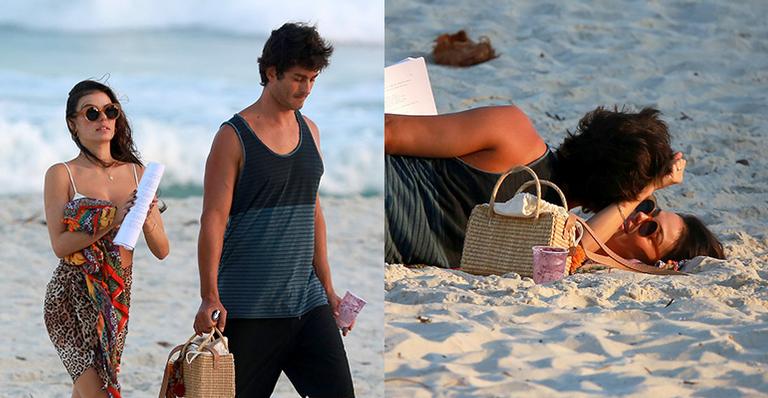 Isis Valverde troca carinhos com o marido em praia no Rio de Janeiro